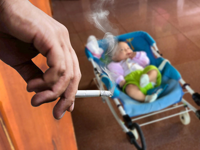 Bé bị hôi miệng: Nguyên nhân, dấu hiệu và cách xử lý hiệu quả Các hóa chất có trong khói thuốc lá không chỉ miệng em bé có mùi mà còn tác động xấu tới hệ hô hấp