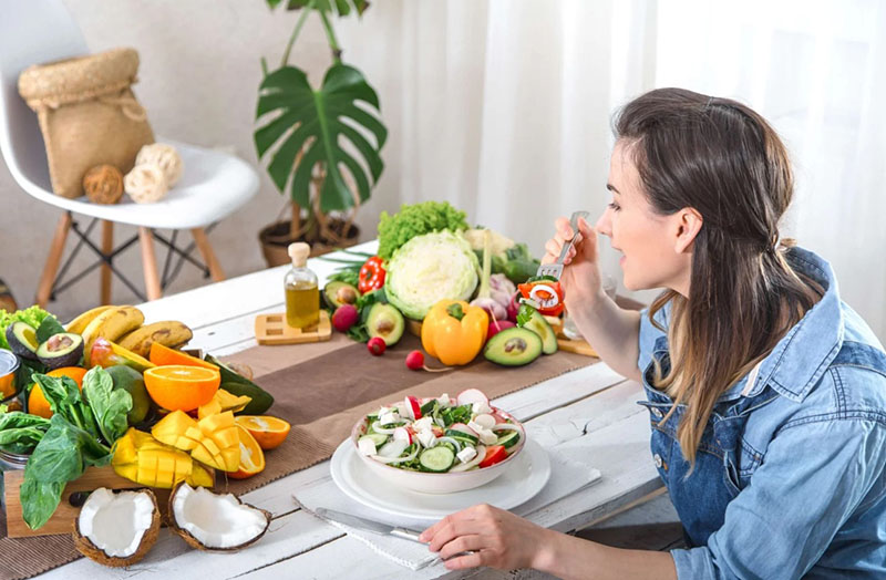 Tăng cường bổ sung trái cây, rau xanh, thực phẩm tươi giàu chất chống oxy hóa và vitamin để cải thiện