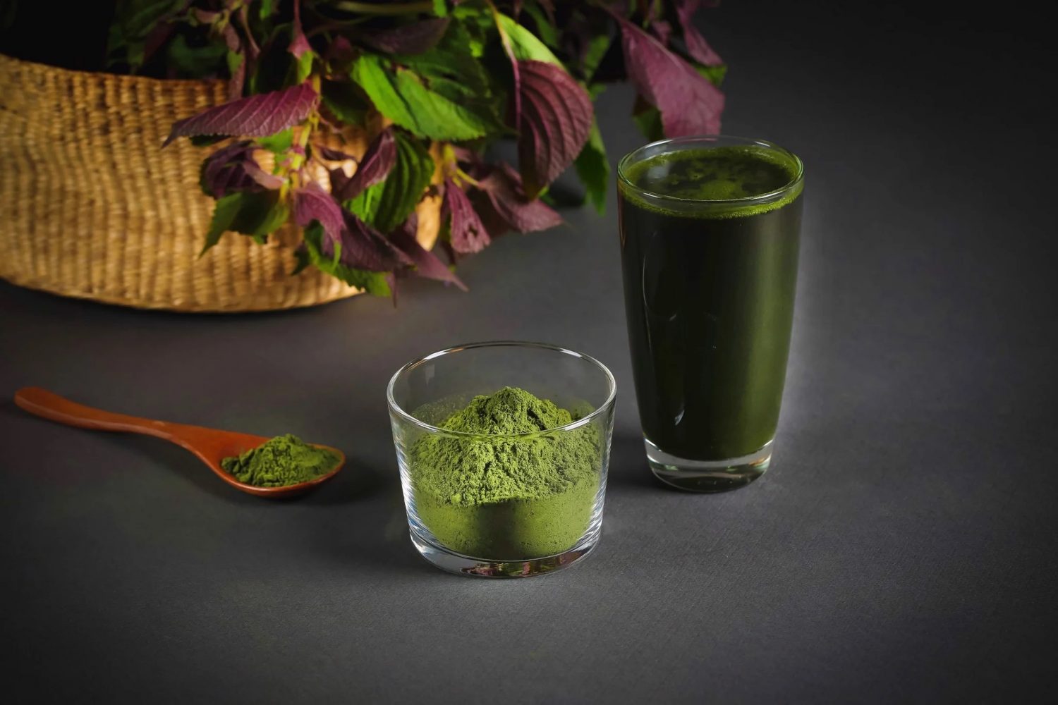 Tổng hợp các loại lá cây trị hôi miệng và cách sử dụng Lá tía tô có khả năng mang lại hơi thở thơm mát và hỗ trợ ngăn ngừa các bệnh răng miệng như sâu răng, viêm nướu