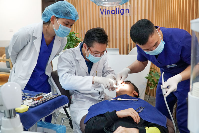 Vinalign nổi bật bởi các dịch vụ niềng răng 