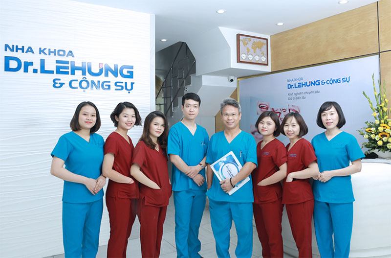 Đội ngũ nha sĩ, kỹ thuật viên luôn tận tâm trong từng dịch vụ 
