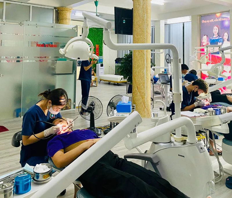 Nha sĩ và kỹ thuật viên luôn tuân thủ về dịch tễ 