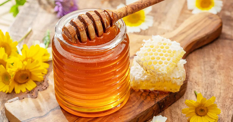 Nguyên nhân viêm lợi gây hôi miệng và cách điều trị Mật ong đặc tính sát khuẩn tự nhiên nên được sử dụng điều trị viêm chân răng, mùi khó chịu