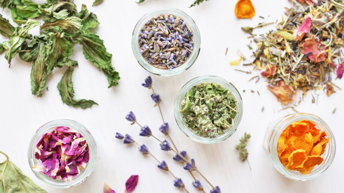 Ăn gì để hết hôi miệng? 8 Thực phẩm khử mùi hiệu quả Các loại thảo mộc không chỉ tăng hương vị cho món ăn mà còn có tác dụng loại bỏ mùi trong miệng