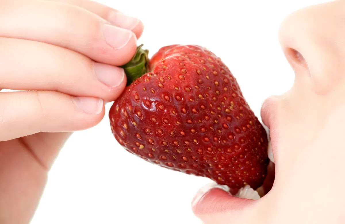 Ăn gì để hết hôi miệng? 8 Thực phẩm khử mùi hiệu quả Bạn có thể cắn một quả dâu tây rồi giữ trong miệng khoảng 5 phút hoặc dùng lát dâu tây chà nhẹ lên răng