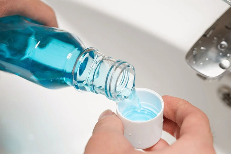 Top các loại nước súc miệng trị hôi miệng hiệu quả, an toàn Đổ khoảng 10 - 15ml nước súc miệng khi dùng