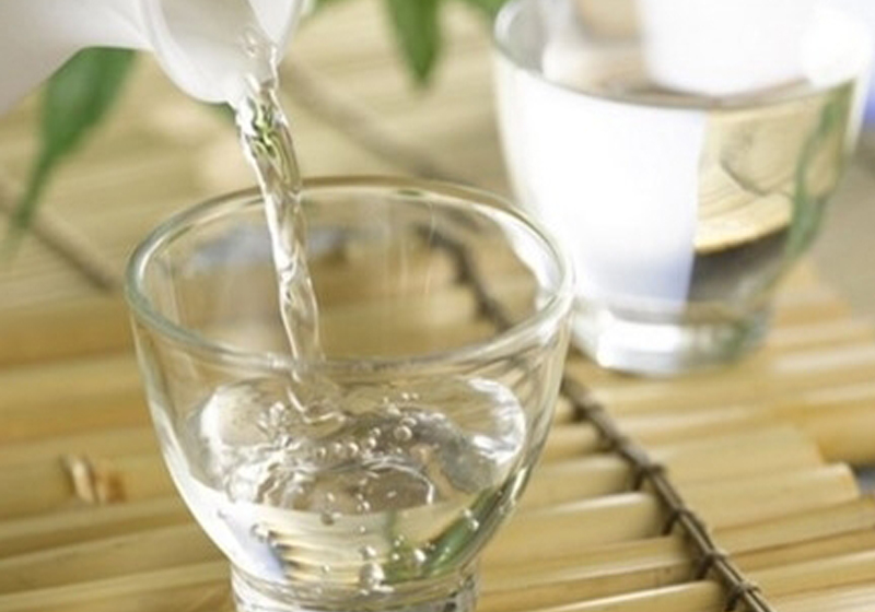 Tổng hợp các cách giảm đau răng nhanh nhất có hiệu quả tức thời Rượu có tính sát khuẩn và gây tê nhẹ, giúp giảm đau nhanh chóng ở khu vực bị viêm