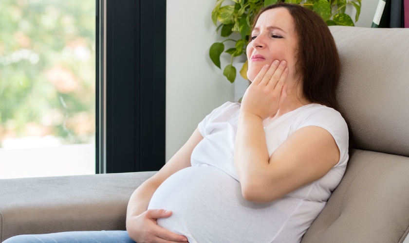 Mẹ bầu bị đau răng ảnh hưởng đến sức khỏe, tinh thần người mẹ và có nguy cơ sinh non, tiền sản giật