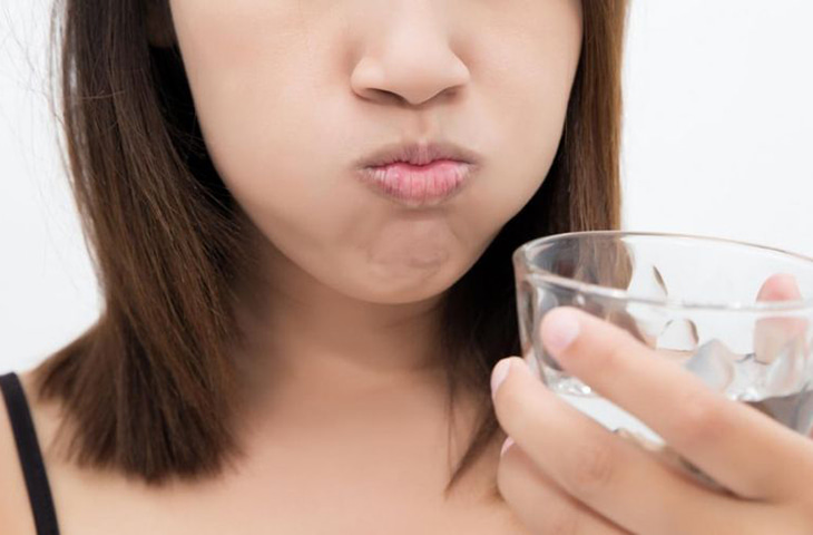 Nước muối sẽ hút các chất bẩn, mủ, vi khuẩn ra khỏi vết thương để làm sạch và khử trùng