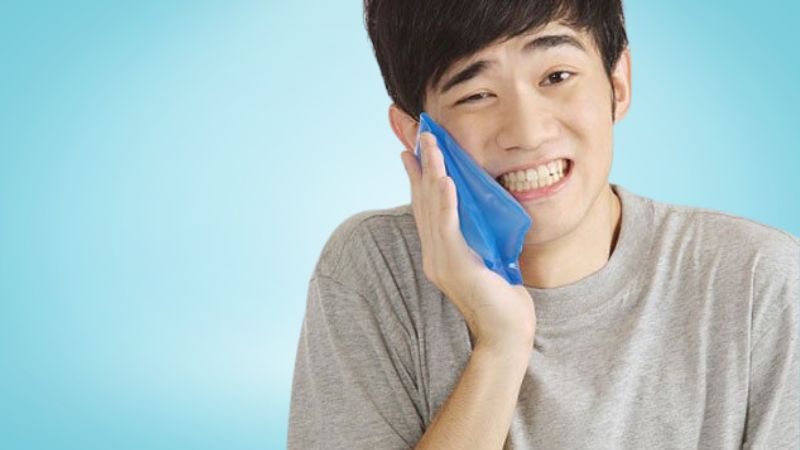Chườm đá làm tê cứng khu vực bị đau, hạn chế cảm giác khó chịu