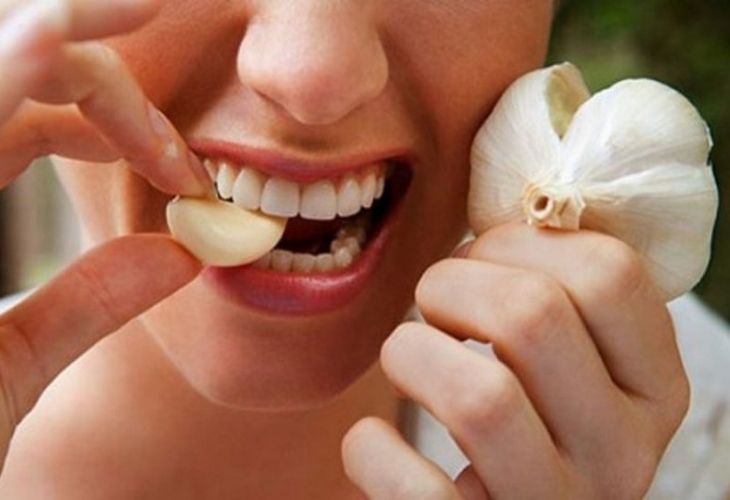 Allicin trong tỏi có khả năng kháng khuẩn mạnh giúp giảm đau răng và tiêu diệt vi khuẩn gây hại trong khoang miệng