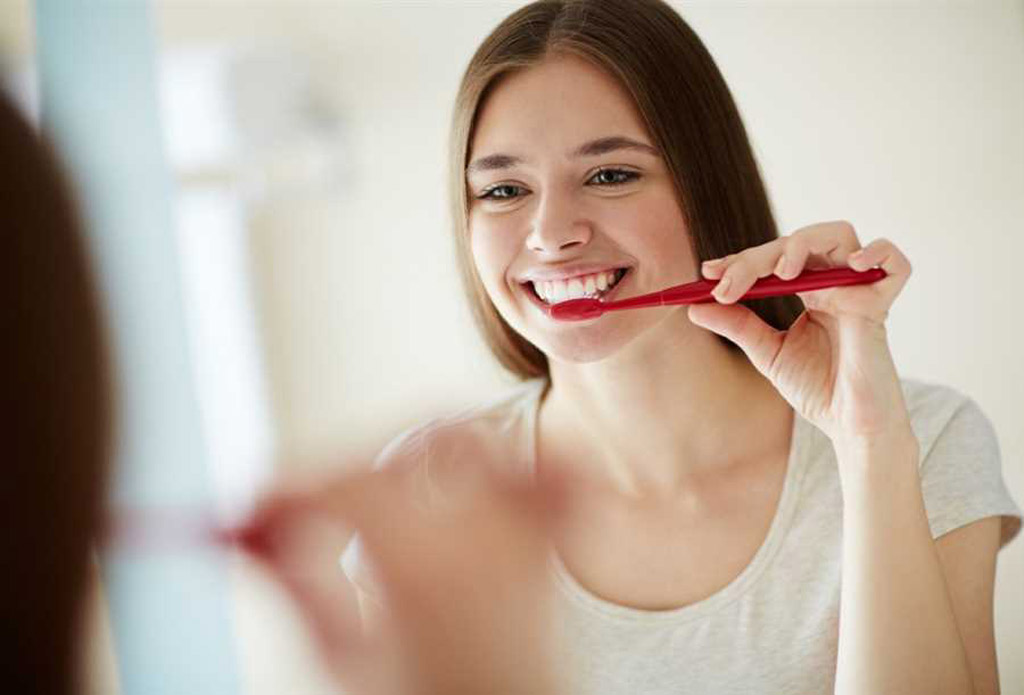 Bật mí cách trị hôi miệng bằng chanh đơn giản tại nhà Đánh răng ít nhất 2 lần/ngày, sử dụng chỉ nha khoa và nước súc miệng để loại bỏ mảng bám