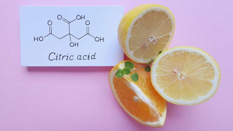 Bật mí cách trị hôi miệng bằng chanh đơn giản tại nhà Axit citric trong chanh có khả năng tiêu diệt vi khuẩn gây mùi, ngăn chặn sự hình thành mảng bám và cân bằng độ pH trong khoang miệng