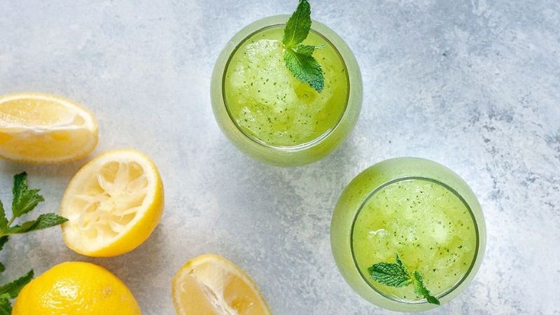 Bật mí cách trị hôi miệng bằng chanh đơn giản tại nhà Trà lá chanh không chỉ chứa tinh dầu tự nhiên với khả năng kháng khuẩn, làm sạch khoang miệng mà còn mang lại hơi thở thơm mát dễ chịu