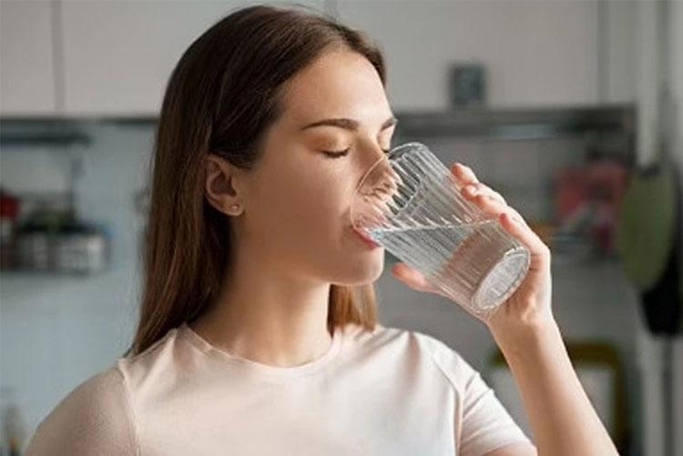Cắt amidan có hết hôi miệng không? Lưu ý khi cắt amidan Uống đủ nước giúp giữ ấm khoang miệng