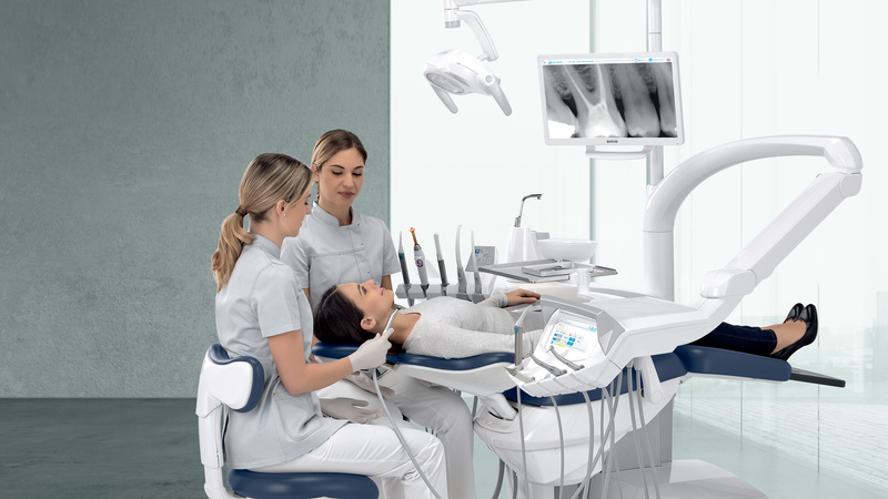 Ngoài bác sĩ chịu trách nhiệm chính, phòng khám có thể có thêm bác sĩ răng hàm mặt khác, kỹ thuật viên hoặc điều dưỡng nha khoa