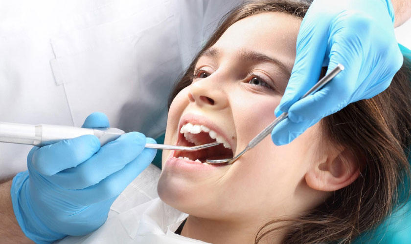 Đưa trẻ đi khám bác sĩ định kỳ giúp các chuyên gia đánh giá tình trạng răng miệng và phát hiện sớm những vấn đề có thể xảy ra