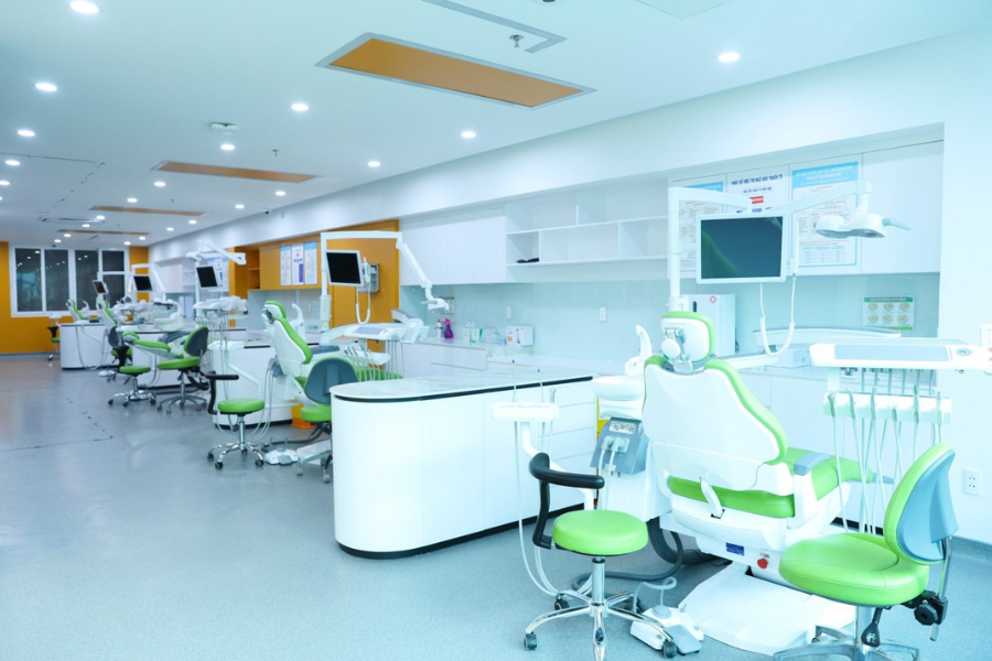 Nha khoa Việt Smile với không gian thoáng mát, sạch sẽ và trang thiết bị hiện đại 