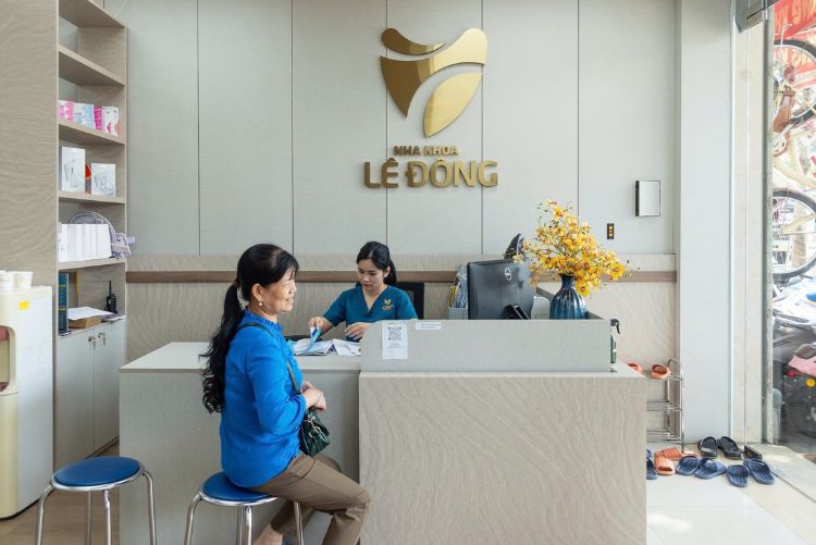 Lê Đông có nhiều năm kinh nghiệm trong lĩnh vực nha khoa