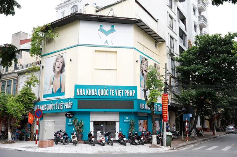 Cẩm nang nha khoa ở Nguyễn Du: Dịch vụ, chi phí, đánh giá Phòng khám nằm trên mặt đường lớn của con phố Nguyễn Du tấp nập