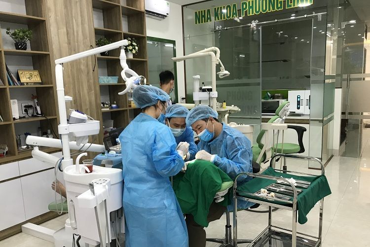 Không gian phòng khám rộng rãi, thiết bị tân tiến