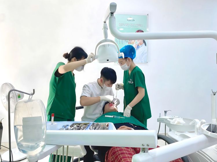 Hé lộ các nha khoa ở Thanh Trì phù hợp với ngân sách của bạn Green Life đầu tư hệ thống máy móc hiện đại để phục vụ quá trình khám chữa trị