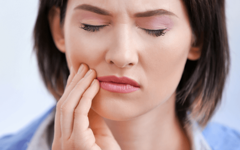 Nhổ răng vĩnh viễn gây ra các cơn đau kéo dài, thậm chí sưng viêm 