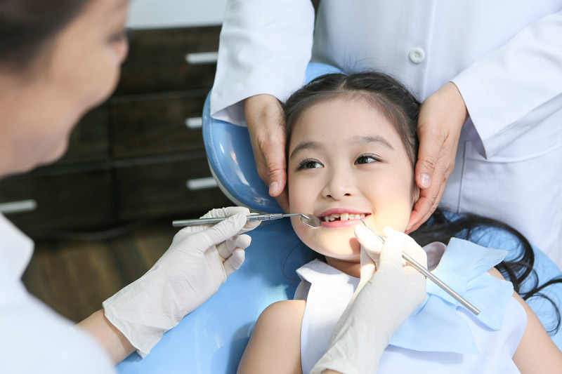 Nguyên nhân răng sữa bị sâu và hướng dẫn xử lý đúng cách Khi răng sữa đã lung lay nhưng không có dấu hiệu tự rụng, nha sĩ khuyên ba mẹ nên đưa trẻ đi nhổ răng tại cơ sở uy tín