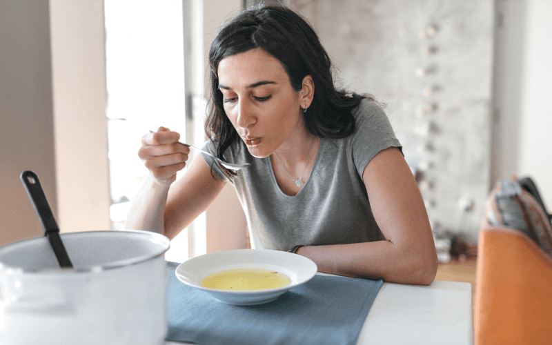 Răng vĩnh viễn bị lung lay thì phải làm sao? Cách xử lý an toàn Nên ưu tiên các thức ăn mềm, dễ nhai như súp, cháo, sinh tố để giảm áp lực lên răng