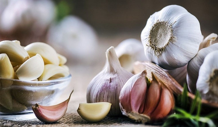 7 Cách trị sâu răng vĩnh viễn tại nhà đơn giản, an toàn Tỏi chứa các hợp chất allicin như một kháng sinh tự nhiên có khả năng tiêu diệt vi khuẩn gây sâu răng
