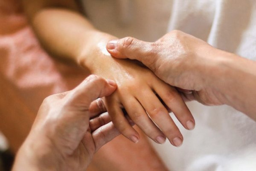 Đau răng bấm huyệt nào? Cách day bấm huyệt chữa đau răng Bấm huyệt làm giảm cảm giác đau nhức và mang lại sự thoải mái.