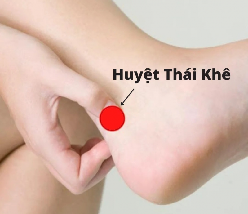 Đau răng bấm huyệt nào? Cách day bấm huyệt chữa đau răng Huyệt thái khê nằm ở mặt sau của mắt cá chân phía trong, tại chỗ lõm gần gót chân