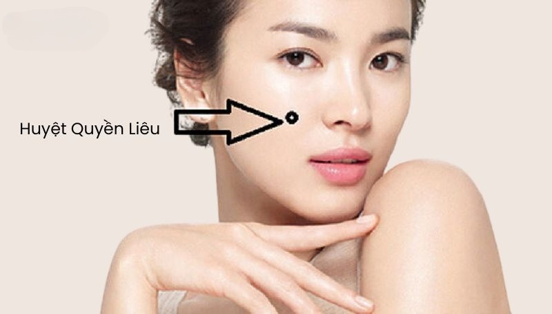 Đau răng bấm huyệt nào? Cách day bấm huyệt chữa đau răng Huyệt quyền liêu nằm chính giữa, sát phía góc dưới lồi lên của xương gò má hoặc giao điểm đường thẳng kéo từ đuôi mắt xuống dưới và đường thẳng đi ngang chóp mũi.