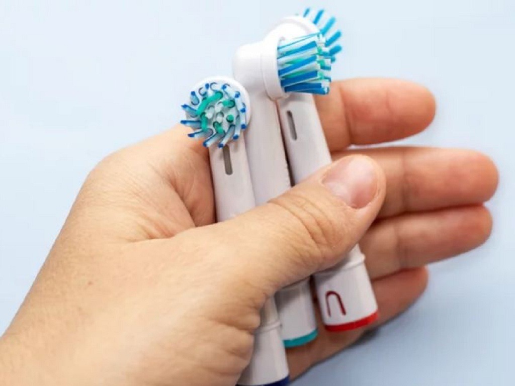 Review chi tiết top 7 bàn chải điện cho răng nhạy cảm Cần thay đầu bàn chải điện định kỳ 3 tháng để đảm bảo tính năng làm sạch