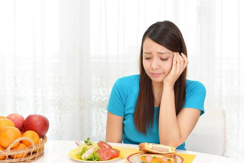 Đau răng kiêng ăn gì? 7 Nhóm thực phẩm cần tránh Người đau răng cần kiêng cam, táo và đồ tinh bột