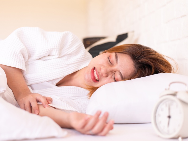 Bị ê răng phải làm sao? Cách chăm sóc và giảm ê buốt tại nhà Nghiến răng khiến hai hàm răng bị ghì và siết chặt, tạo áp lực lên răng khiến cho men răng bị mòn dần