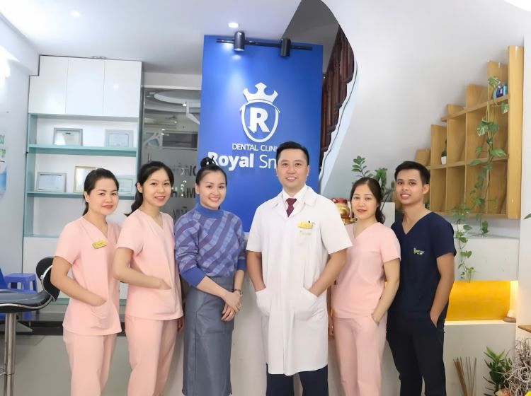 Top nha khoa Làng Việt kiều Châu Âu ở Hà Đông uy tín Dr. Quân và đội ngũ nhân viên luôn tận tâm trong từng ca bệnh