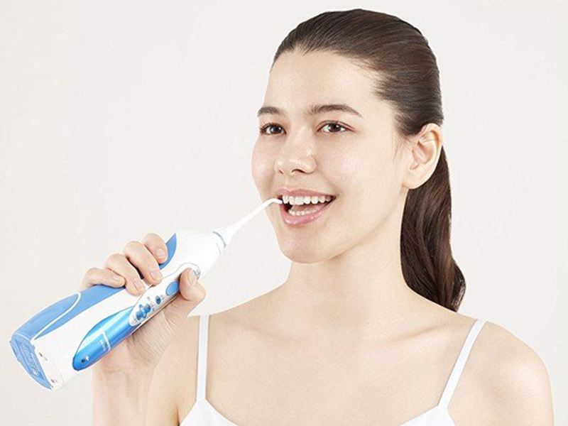 Răng cửa lung lay phải làm sao? Phương pháp xử lý hiệu quả Nên sử dụng chỉ nha khoa hoặc máy tăm nước để loại bỏ vụn thức ăn tại kẽ răng, đồng thời đảm bảo răng đều khít