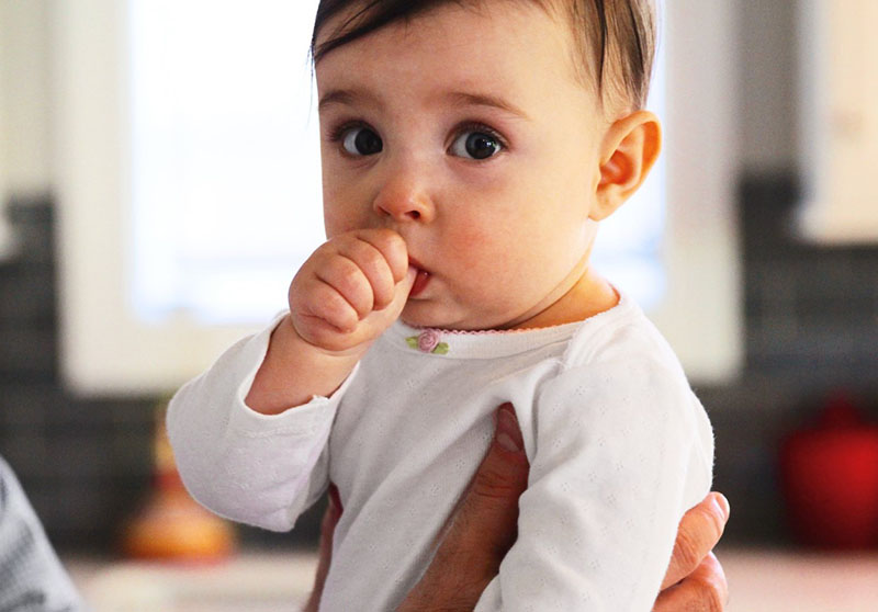 Thói quen mút tay, đẩy lưỡi từ bé khiến răng cụp vào trong 