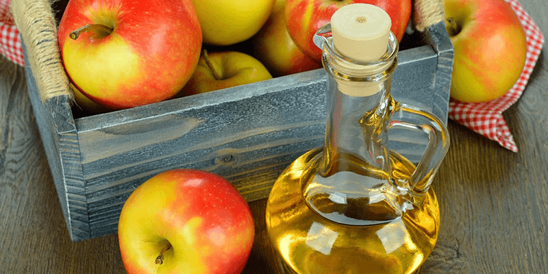 Nguyên nhân làm răng xỉn màu và cách khắc phục hiệu quả Giấm táo chứa axit axetic giúp loại bỏ vết vàng ố trên răng