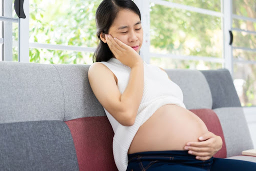 Sưng nướu khi mang thai thường xuất hiện ở giai đoạn đầu và cuối thai kỳ
