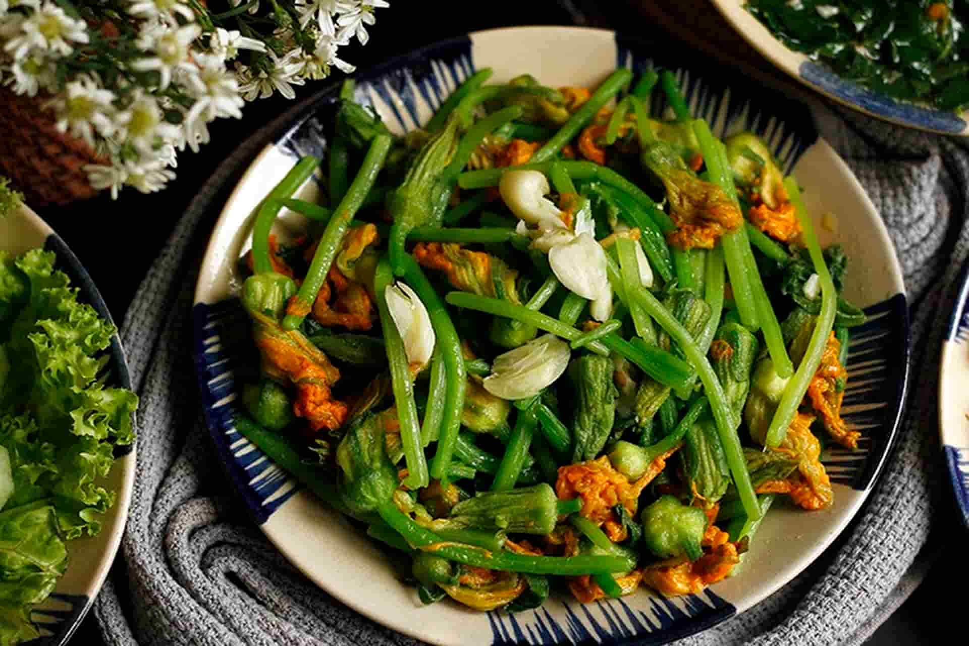 Hoa bí xào tỏi thanh đạm, dễ chế biến và có nhiều lợi ích cho sức khỏe