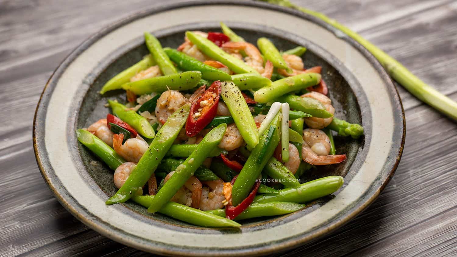 Măng tây xào tôm không chỉ kích thích vị giác mà còn có nhiều công dụng cho vấn đề xương khớp của người cao tuổi