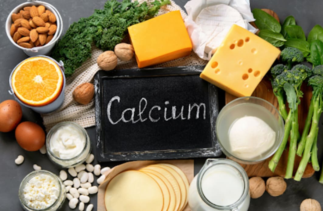 10+ Thực đơn cho người già răng yếu đủ dinh dưỡng tại nhà Người già nên ưu tiên thực đơn với những thực phẩm giàu canxi như sữa chua, đậu phụ, đậu xanh, rau chân vịt, cải xoăn và các loại hạt