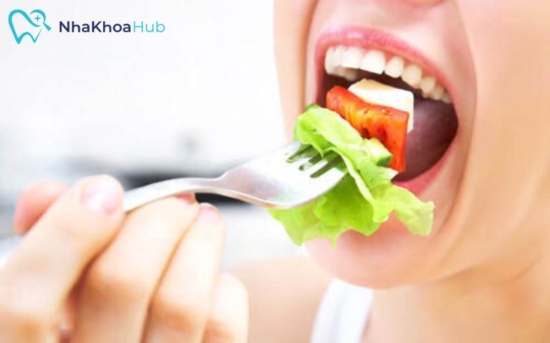 Bầu nhổ răng được không? Cách chăm sóc răng miệng cho mẹ bầu Các mảnh vụn thực phẩm tích tụ làm tăng nguy cơ sâu răng cho bà bầu