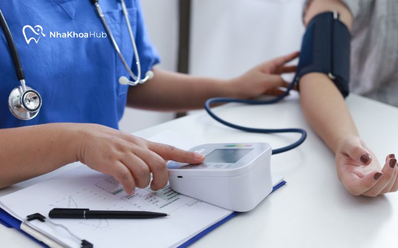 Bác sĩ thường yêu cầu kiểm tra và ổn định huyết áp đối với bệnh nhân bị huyết áp cao