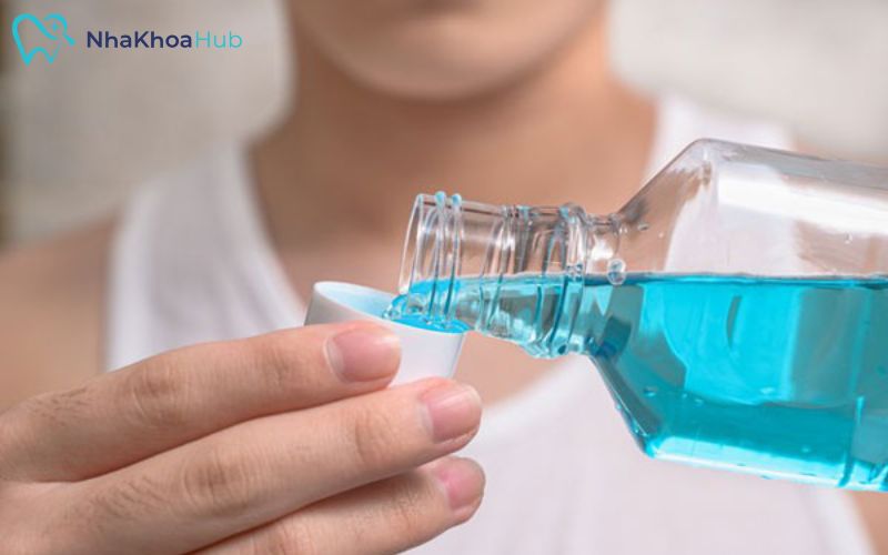Nước súc miệng giúp vệ sinh khoang miệng và mang lại hơi thở thơm mát