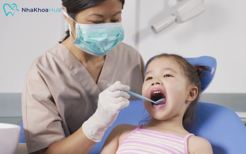 Bác sĩ nha khoa sẽ kiểm tra và điều chỉnh khớp cắn để trẻ không cảm thấy kênh hoặc cộm sau khi chụp mão