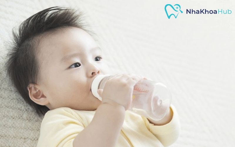 Dấu hiệu đi tướt mọc răng của trẻ và cách xử lý cho ba mẹ Khi trẻ có dấu hiệu mất nước, có thể cho trẻ uống bù điện giải để cân bằng lượng nước