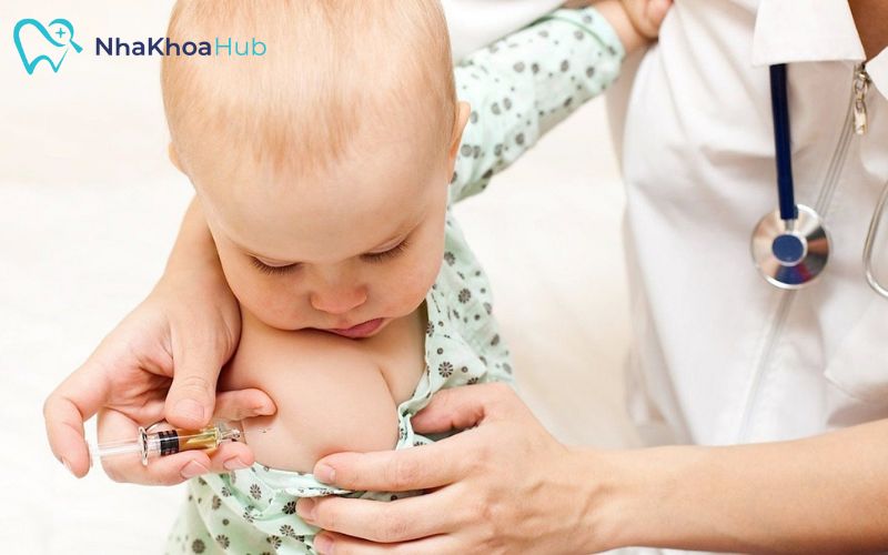 Dấu hiệu đi tướt mọc răng của trẻ và cách xử lý cho ba mẹ Bác sĩ sẽ khám sàng lọc để đảm bảo sức khỏe của trẻ, giảm nguy phản ứng sau tiêm